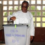 Kodjo Adédzé dans une longue queue pour voter
