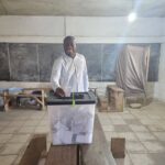 Kodjo Adédzé dans une longue queue pour voter